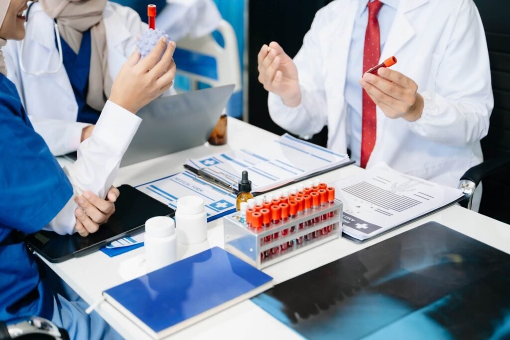 Equipo médico analizando muestras de sangre y documentos clínicos en laboratorio moderno